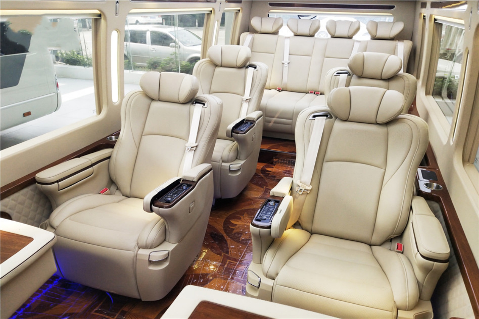 豐田考斯特12座蒙娜麗莎版