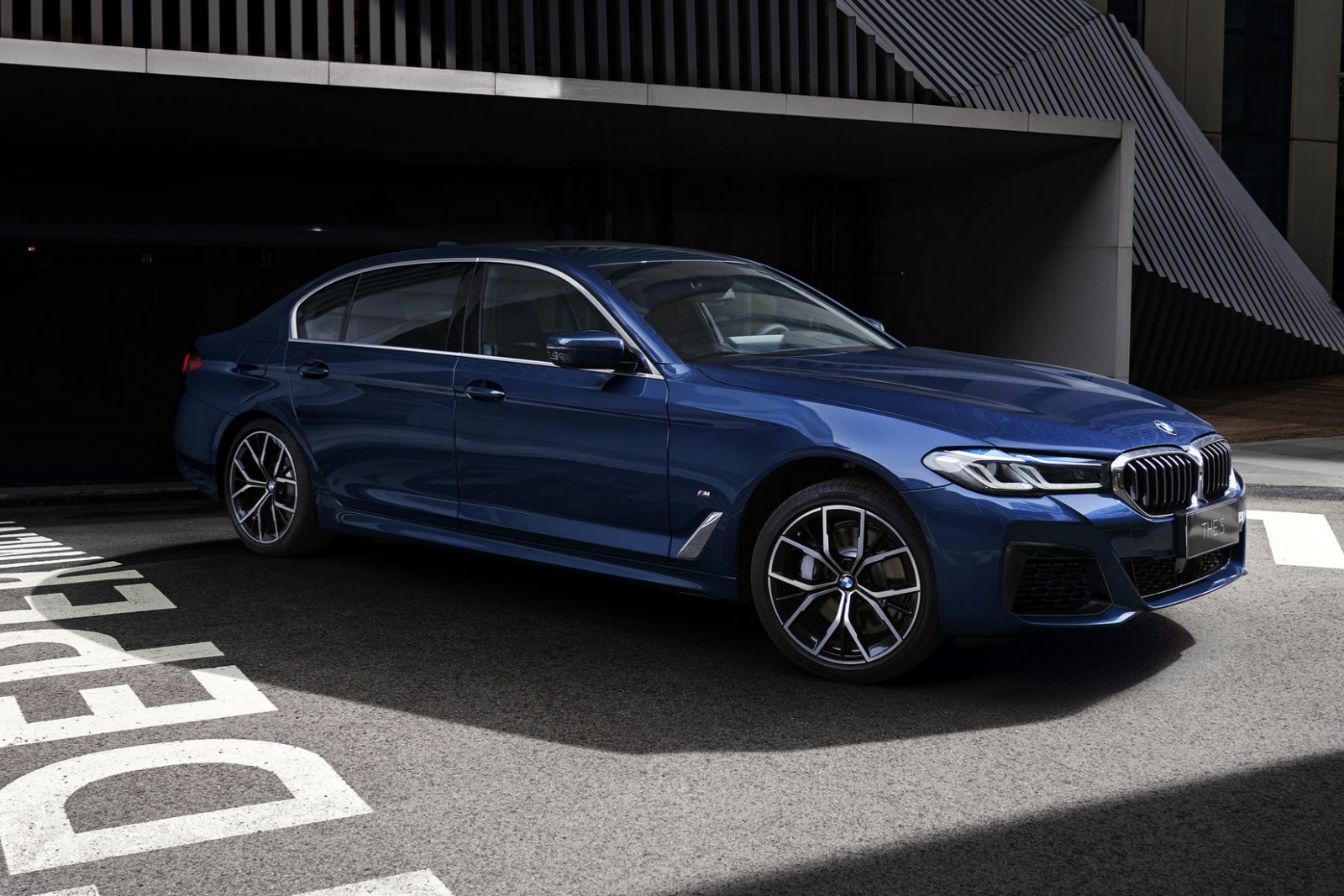  2024款寶馬5系中(zhōng)型豪華轎車(chē)行政轎車(chē)