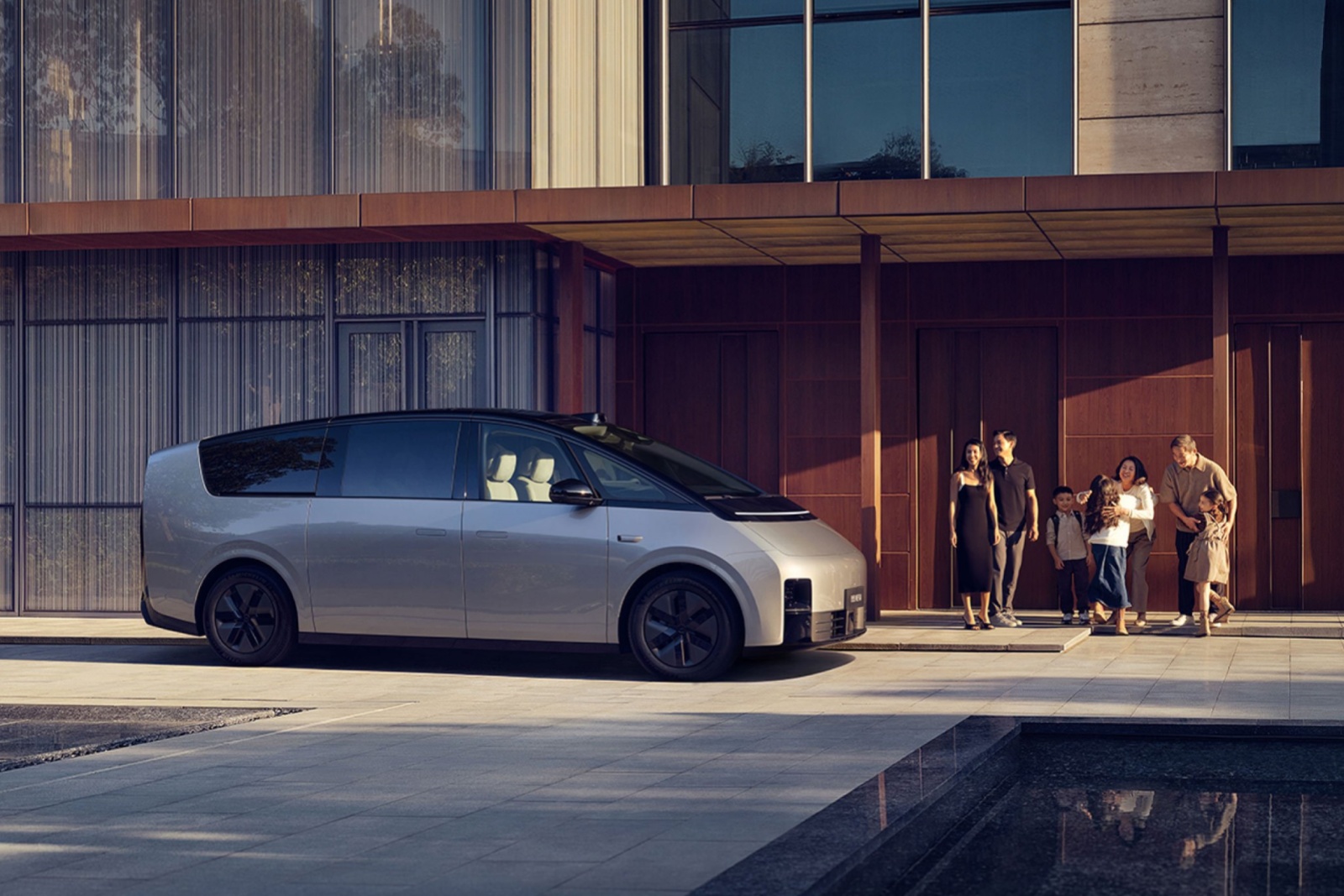 理(lǐ)想MEGA 家庭科(kē)技(jì )旗艦MPV 