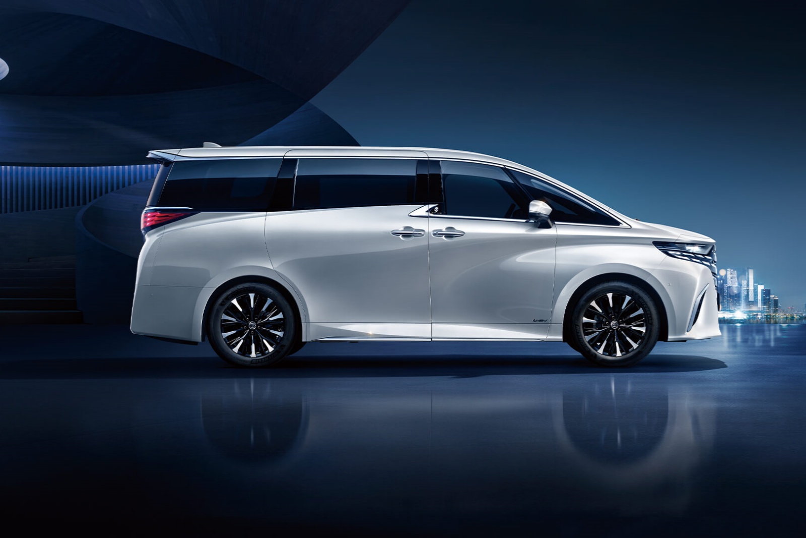 豐田埃爾法2.5L智能(néng)電(diàn)混雙擎