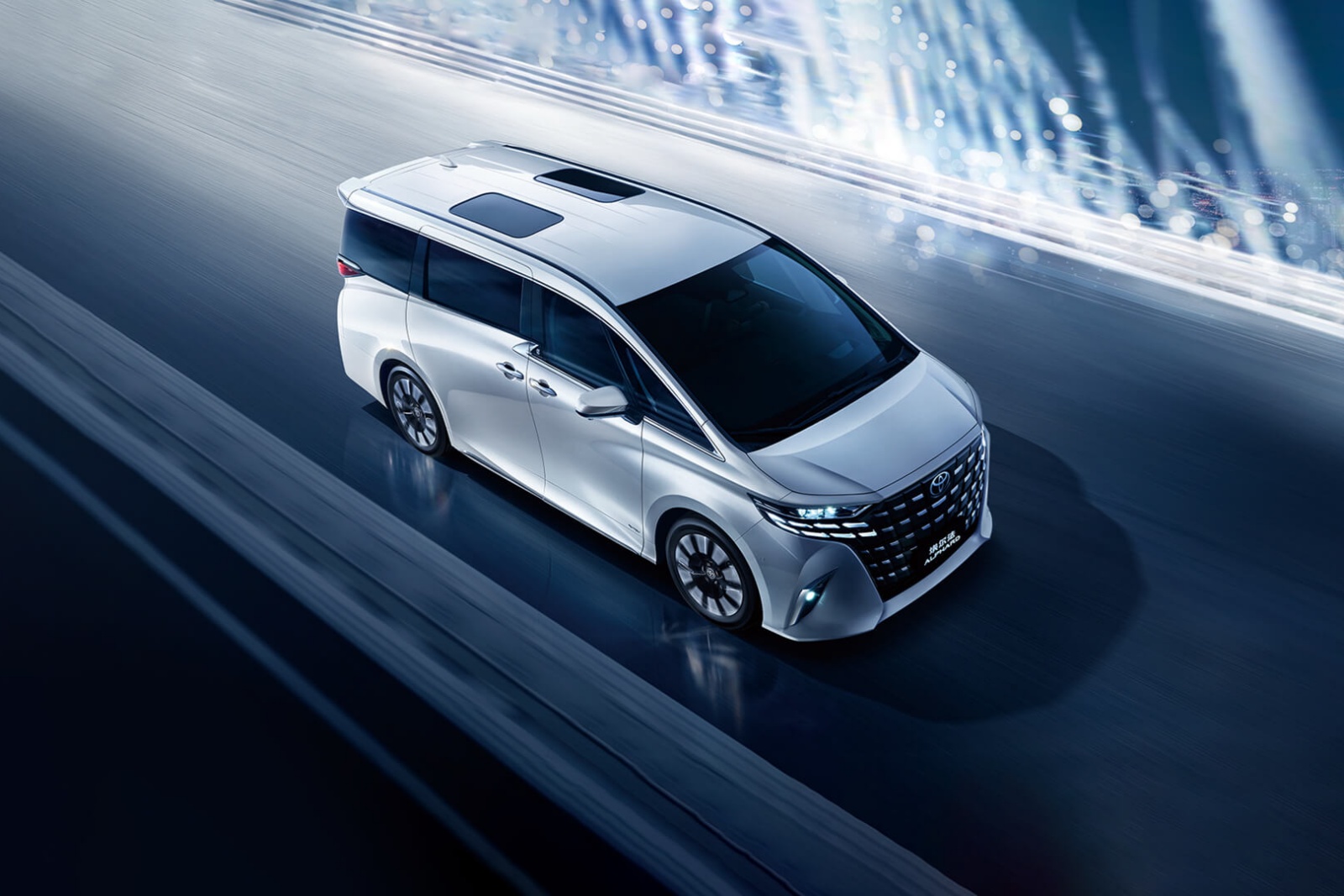 豐田埃爾法2.5L智能(néng)電(diàn)混雙擎